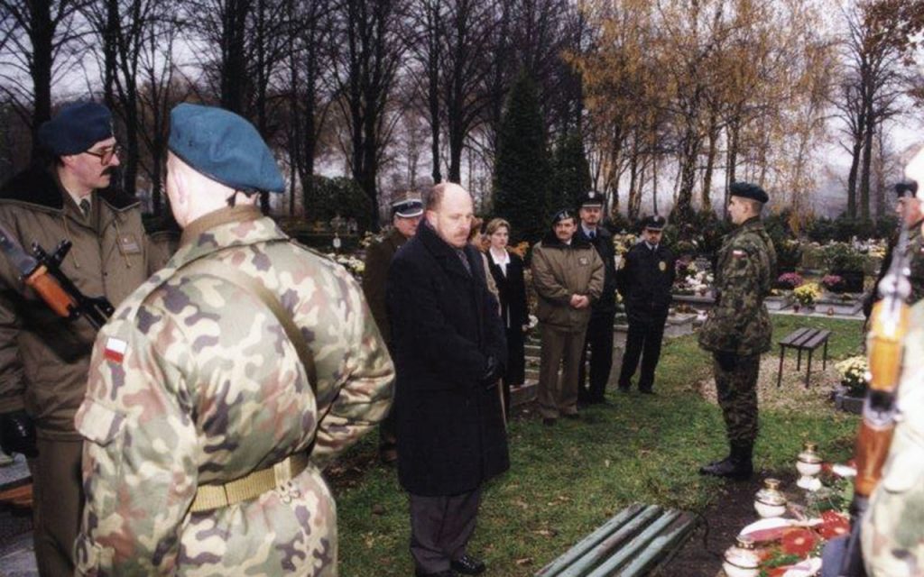 Wiceprezydent Gliwic Andrzej Jarczewski, w imieniu Zarządu Miasta, składa kwiaty na grobie Zofii i Leona Berbeckich, w dniu Narodowego Święta Niepodległości 11 listopada 2000 r.