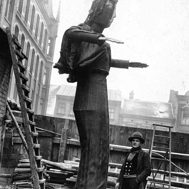 Hanns Breitenbach na placu przed kościołem Wszystkich Świętych