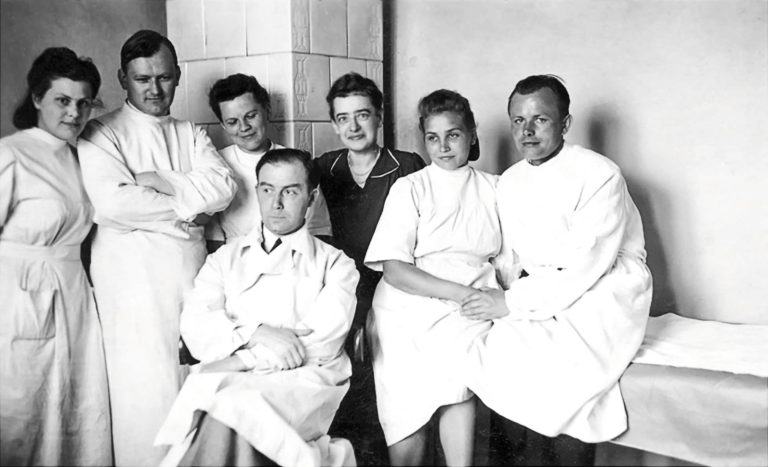 Stanisław Bylina w otoczeniu personelu Prywatnej Lecznicy Chirurgicznej dra Byliny w Jarosławiu podczas okupacji niemieckiej / Archiwum rodzinne