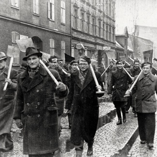 Powrót pracowników i studentów Politechniki Śląskiej z akcji porządkowania miasta, 1946 r. / Muzeum w Gliwicach