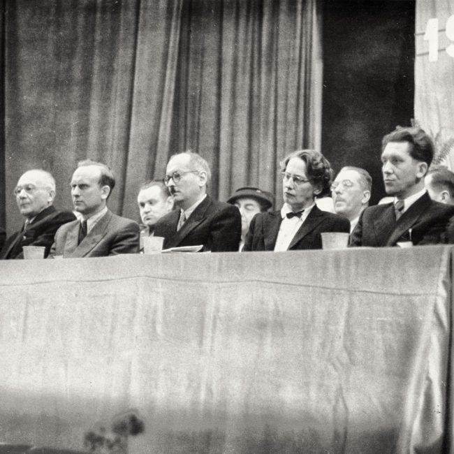 Prezydium uroczystego posiedzenia Senatu Politechniki Śląskiej w 1955 t. . W pierwszym rzędzie od lewej siedzą: inż. A. Gwóźdź (Przewodniczący MRN), mgr D. Borek (dyrektor administracyjny Politechniki), Prof. Wł. Kuczewski (założyciel uczelni), tow. H. Lichoś (I sekretarz KM PZPR), Prof. Zb. Jasicki (rektor Politechniki), Prof. E. Roszkiewicz (prorektor Politechniki), tow. Musielak (sekretarz KM PZPR), Prof. S. Fryze (członek PAN) / Muzeum w Gliwicach