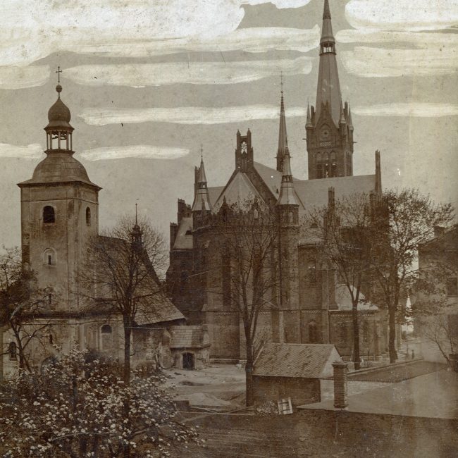 Stary (na pierwszym planie, z lewej) i nowy kościół św. Mikołaja w Raciborzu-Starej Wsi. W starym kościele, który rozebrano na początku XX wieku, 7 czerwca 1891 r. Antoni Korczok przyjął sakrament chrztu świętego / Archiwum parafii św. Mikołaja w Raciborzu
