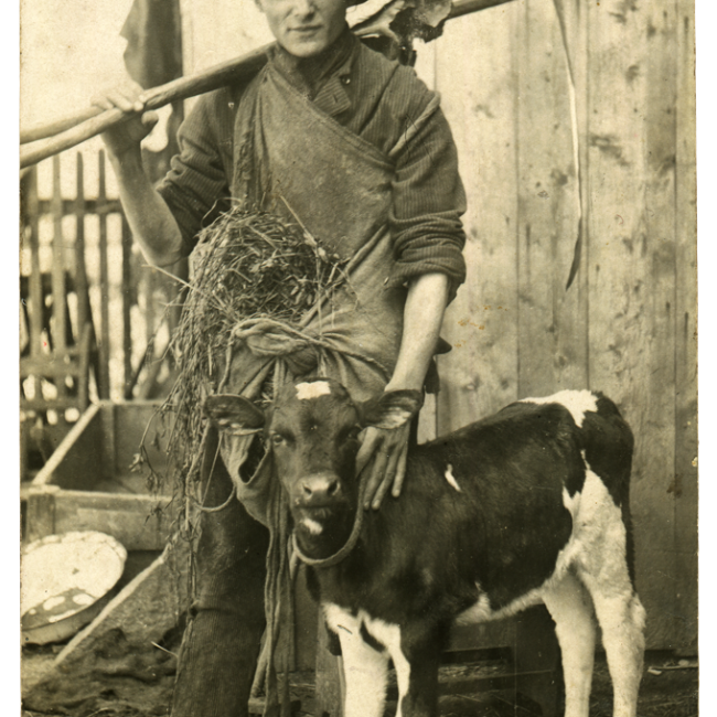 Fotografia z 1913 r., wykonana w rodzinnym gospodarstwie w Raciborzu-Starej Wsi, na której będąc młodym klerykiem napisał humorystycznie: „Ty draniu! Gdzie Twoje ideały?” / Zbiory Teresy Wojak