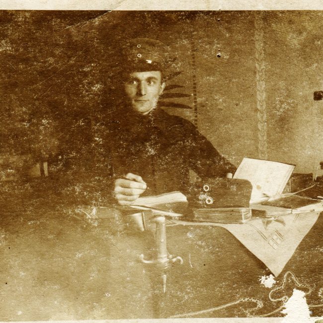 Ks. Antoni Korczok w czasie służby wojskowej, jako kapelan w szpitalu wojskowym Raciborzu, 1914 r. / Zbiory Teresy Wojak