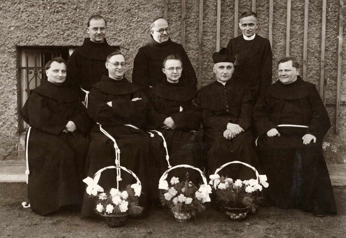 Ks. Antoni Korczok (siedzi drugi od prawej) podczas prymicji brata Cherubina Albrechta z parafii w Gliwicach-Sośnicy. Ks. Jan Kolarczyk z Pilchowic stoi pierwszy od prawej, 13 kwietnia 1936 r. / Archiwum parafii NMP Wspomożenia Wiernych w Gliwicach-Sośnicy