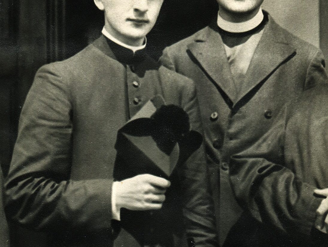 Ks. Franciszek Korczok (z lewej) i ks. Antoni Korczok (z prawej) na fotografii wykonanej ok. 1930 r. Ks. Franciszek Korczok, bratanek ks. Antoniego, w 1941 r. był wikarym w parafii Chrystusa Króla w Gliwicach. To on sprowadził z Dachau urnę z prochami zamordowanego kapłana, którą złożono następnie tymczasowo w gliwickim kościele Chrystusa Króla / Zbiory Teresy Wojak