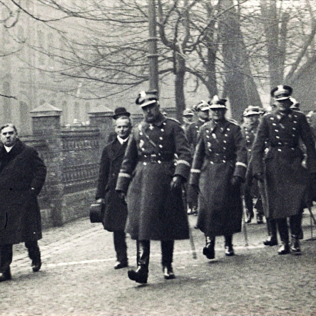 Wincenty Spaltenstein (pierwszy z lewej) wraz z gen. Kazimierzem Sosnowskim przed uroczystością konsekracji Józefa Gawliny na Biskupa Polowego Wojska Polskiego w kościele św. Barbary w Chorzowie, 19 marca 1933 rok / Zbiory rodziny