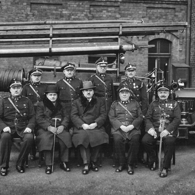 Wincenty Spaltenstein (siedzi pośrodku) z członkami Zarządu Powiatowego Związku Straży Pożarnych na miasto Królewską Hutę, 8 grudnia 1931 r. / Zbiory rodziny