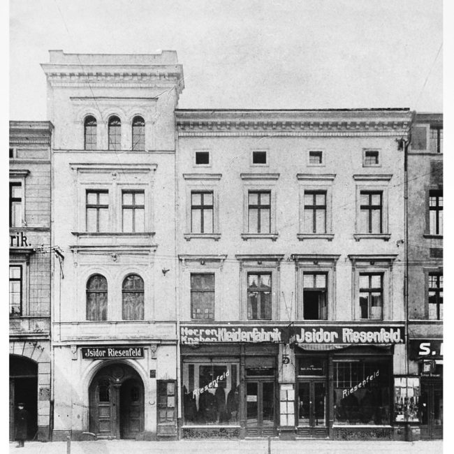 Kamienica przy ul. Dworcowej 5 w Gliwicach, w której urodził się Oskar Troplowitz, fotografia z przełomu XIX i XX wieku. Budynek, wraz z całą pierzeją spłonął w styczniu 1945 r. / © Beiersdorf AG