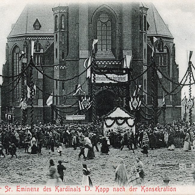 Kościół pw. Świętych Apostołów Piotra i Pawła w dniu konsekracji dokonanej przez biskupa kard. Georga Koppa, 16 maja 1900 r. / Muzeum w Gliwicach