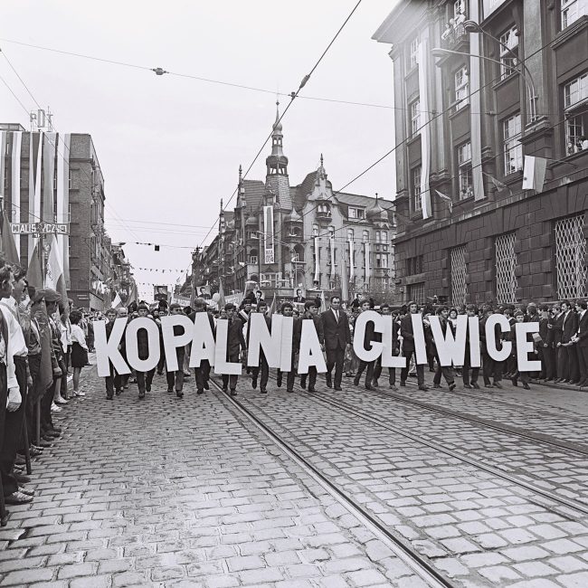 Pracownicy kopalni „Gliwice” podczas pochodu pierwszomajowego, lata 70. XX wieku / Fot. J. Suchan, Muzeum w Gliwicach